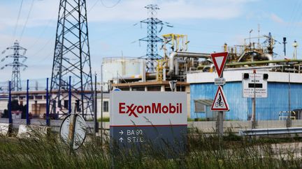 La raffinerie ExxonMobil de Gravenchon, à Port-Jérôme-sur-Seine (Seine-Maritime), le 23 mai 2016. (CHARLY TRIBALLEAU / AFP)