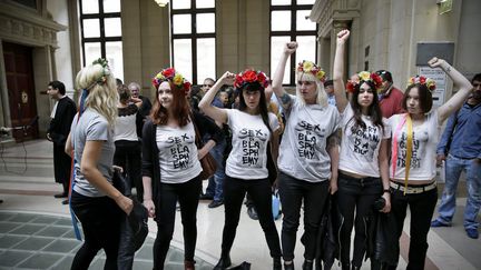 &nbsp; (Neuf membres des Femen comparaissaient le 9 juillet devant le tribunal correctionnel de Paris pour "dégradation d'une cloche à Notre-Dame", en 2013. © MaxPPP / Thomas Padilla)