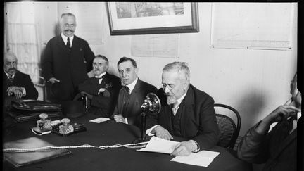 Emission de Radio Tour Eiffel le 1er août 1923 (BIBLIOTHÈQUE NATIONALE DE FRANCE / MAXPPP)