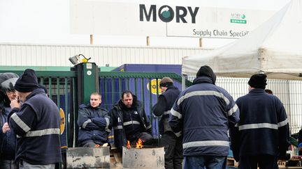 Piquet de gr&egrave;ve devant un site du transporteur Mory-Ducros, le 29 janvier 2014, &agrave; Lesquin (Nord). (PHILIPPE HUGUEN / AFP)