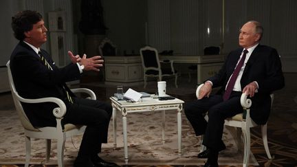 Le président russe Vladimir Poutine accorde une interview à l'animateur américain Tucker Carlson au Kremlin, à Moscou, le 6 février 2024. (GAVRIIL GRIGOROV / AFP)