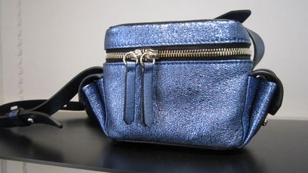 Mini sac bleu métallisé Karl Lagerfeld printemps-été 2013
 (Corinne Jeammet)