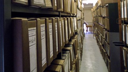 Une salle du Service historique de l'armée de terre au Château de Vincennes où sont archivées des documents sur la guerre d'Algérie. (DANIEL JANIN / AFP)