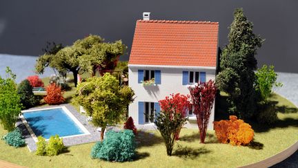 La maquette d'une maison neuve, le 17 janvier 2011 &agrave; la mairie de Rosny-sous-Bois (Seine-Saint-Denis). (BERTRAND GUAY / AFP)