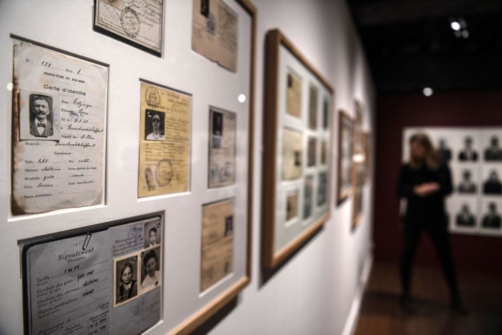 Une vue de l'exposition "Papiers, s'il vous plaît !" au musée Nicéphore Nièpce.
 (Philippe Desmazes / AFP)