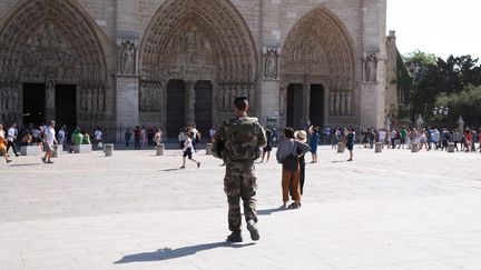 Des militaires en patrouille devant le parvis de la cathédrale Notre-Dame, à Paris, le 14 septembre 2016.
 (MAXPPP)