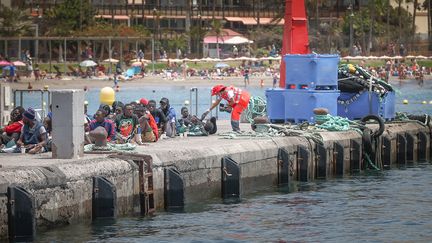 Des migrants sont secourus, sur l'île de Tenerife, la plus grande de l'archipel espagnol des Canaries, le 8 mai 2024. (DESIREE MARTIN / AFP)