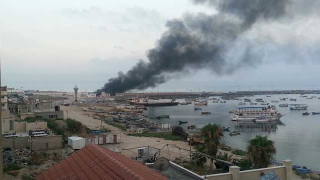 &nbsp; (Une colonne de fumée s'élève de la digue du port de pêche Gaza mardi matin © RF - Mathilde Lemaire)