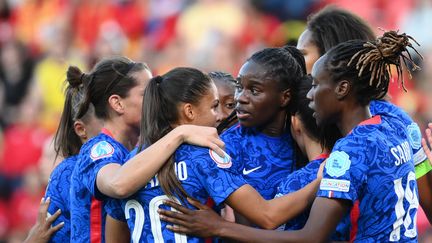 Griedge Mbock célèbre son but dans le match France-Belgique de l'Euro 2022, à Rotherham, le 14 juillet 2022. (FRANCK FIFE / AFP)