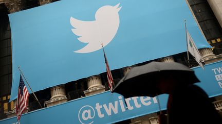 Le logo de Twitter sur la bourse de New-York (Etats-Unis), le 7 novembre 2013. (EMMANUEL DUNAND / AFP)