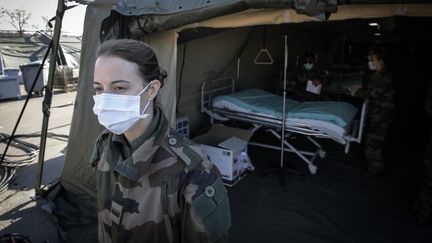 L'installation de l'EMR (Elément Militaire de Réanimation) sur le parking de l'hôpital de Mulhouse, le&nbsp;22 mars 2020. (PHILIPPE DE POULPIQUET / MAXPPP)