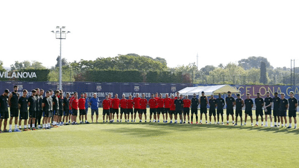 Les joueurs du FC Barcelone rassemblés pour respecter une minute de silence.