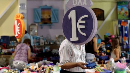 Des clients d'une boutique "Tout &agrave; 1 euro" &agrave; Ath&egrave;nes (Gr&egrave;ce), le 18 juin 2012. (PETROS GIANNAKOURIS / AP / SIPA)