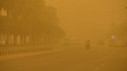 Une tempête de poussière à Erbil (Irak), le 7 avril 2022.&nbsp; (AHSAN MOHAMMED AHMED AHMED / ANADOLU AGENCY / AFP)