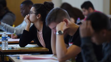 Des lycéens pendant l'épreuve de philo le 17 juin 2019. (FREDERICK FLORIN / AFP)