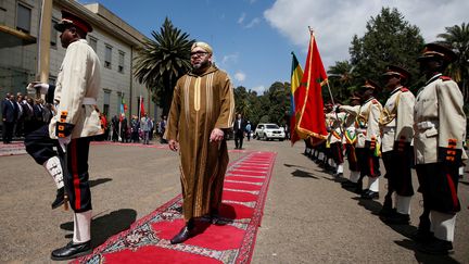 Le roi&nbsp;Mohammed VI passe en revue ses gardes au palais royal de Rabat (Maroc), le 19 novembre 2016. (TIKSA NEGERI / REUTERS)