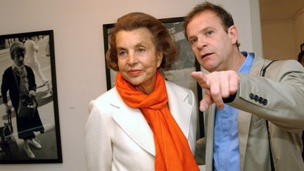 Fran&ccedil;ois-Marie Banier et Liliane Bettencourt lors d'une exposition du travail du photographe en Allemagne, en 2004. (HORST OSSINGER / AFP)