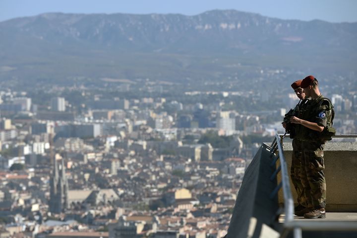 Des soldats de l'opération Sentinelle près de la basilique Notre-Dame-de-la-Garde, sur les hauteurs de Marseille, le 22 septembre 2016. (BORIS HORVAT / AFP)