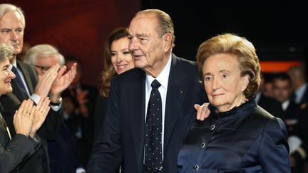 Jacques Chirac s'appuie sur l'&eacute;paule de son &eacute;pouse Bernadette, le 21 novembre 2013, &agrave; son arriv&eacute;e au mus&eacute;e du quai Branly&nbsp;(Paris) pour la remise du prix de la fondation Chirac. (JACKY NAEGELEN / REUTERS)