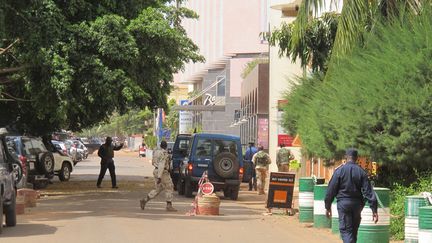 &nbsp; (Les abords de l'hôtel Radisson Blu de Bamako, vendredi après-midi. © David Baché/Radio France)