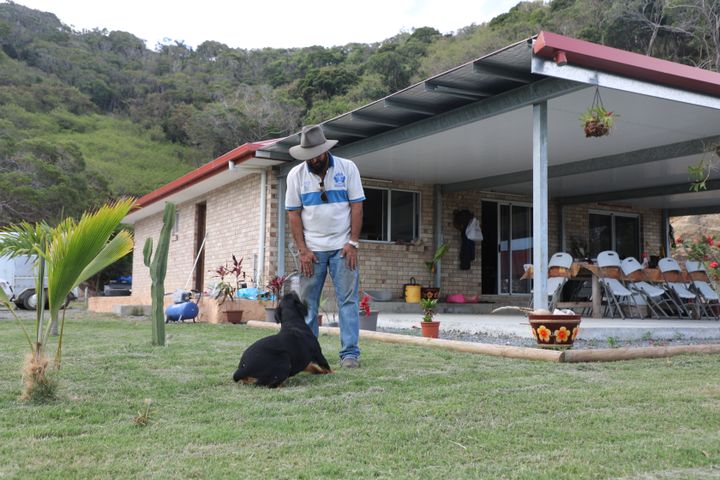 Valerick Roy devant sa maison en Nouvelle-Calédonie. (ELISE LAMBERT/FRANCEINFO)