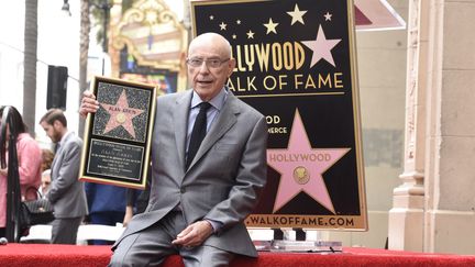 Alan Arkin prenant la pose le 7 juin 2019 après avoir obtenu son étoile sur le Hollywood Walk of Fame à Hollywood, en Californie (Etats-Unis). (VIVIEN KILLILEA / GETTY IMAGES NORTH AMERICA)