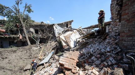 Un bâtiment détruit dans la ville ukrainienne de Kharkiv, la deuxième ville du pays, après un tir de l'armée russe, le 9 juillet 2022. (VYACHESLAV MADIYEVSKYY / NURPHOTO / AFP)