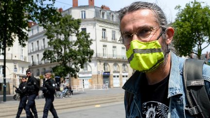 Un manifestant "gilet jaune", le 16 mai 2020 à Nantes (Loire-Atlantique). (JEAN-FRANCOIS MONIER / AFP)