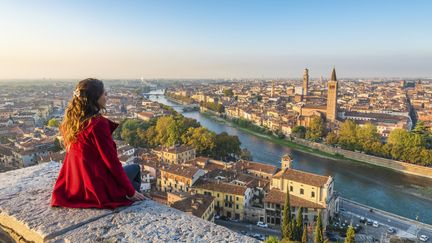 Une jeune femme admire la vue de Vérone, en Italie. (GETTY IMAGES)