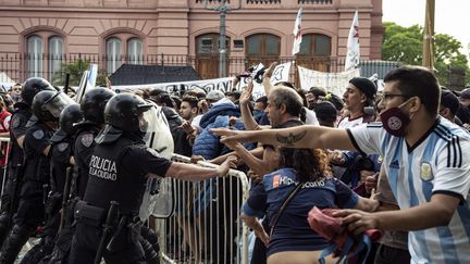 Des heurts lors de l'hommage à Diego Maradona à Buenos Aires jeudi. (SERGIO GOYA / SPUTNIK)