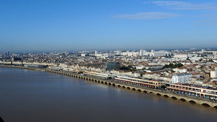 Un p&egrave;re s'est accus&eacute; d'avoir jet&eacute; son enfant dans la Garonne, &agrave; Bordeaux (Gironde), le 11 novembre 2014. (JEAN-PIERRE MULLER / AFP)