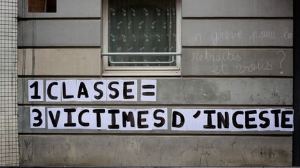 Un collage contre la pedocriminalité dans les rues de Paris en 2021. Photo d'illustration. (MARTIN NODA / HANS LUCAS / VIA AFP)