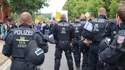 Des policiers allemandes mobilisés lors d'une manifestation écologiste le 25 juin 2023. (CLAIRE MORAND / AFP)