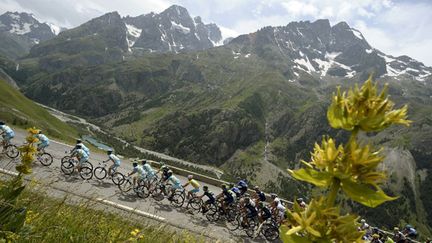 Le peloton du Tour de France dans les Alpes (LIONEL BONAVENTURE / AFP)