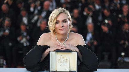 L'actrice allemande Diane Kruger remporte le Prix d'interprétation féminine pour son rôle principal dans "In the fade". Les jurés ont été conquis par cette histoire mêlant deuil, terrorisme et vengeance, qui raconte le combat d'une femme dont le mari et le fils meurent dans un attentat à la bombe, prête à toute pour connaître la vérité et obtenir justice. Un drame de Fatih Akin, lauréat du Prix du scénario à Cannes en 2007 pour "De l'autre côté". La critique de Lorenzo Ciavarini Azzi. 
 (Anne-Christine Poujoulat / AFP)