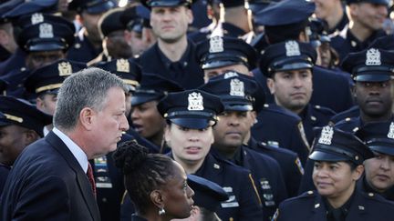 &nbsp; (Le maire Bill de Blasio et des policiers de New York lors des funérailles de deux de leurs collègues © Reuters)