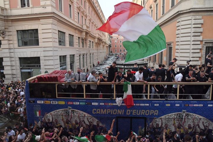 Les Italiens, sacrés champions d'Europe, paradent dans les rues de Rome, le 12 juillet 2021. (TIZIANA FABI / AFP)