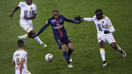 Le Brésilien du PSG Lucas, entouré par les Lillois (THOMAS SAMSON / AFP)