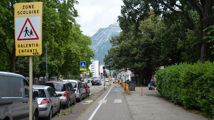 Avant - Devant l'école Paul-Painlevé, rue Rhin-et-Danube (franceinfo)