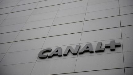 Le logo de Canal+ sur le siège du groupe le 27 novembre 2017 à&nbsp;Issy-les-Moulineaux;&nbsp;dans les Hauts-de-Seine. (MARTIN BUREAU / AFP)