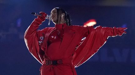 La chanteuse Rihanna lors du concert de la mi-temps de la finale du Super Bowl le 12 février 2023. (TIMOTHY A. CLARY / AFP)