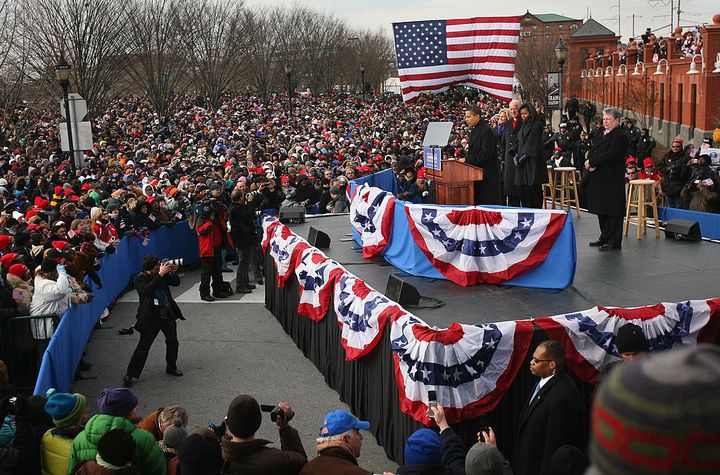 Le président élu Barack Obama et le vice-président Joe Biden s'adressent aux habitants devant la gare de Wilmington (Delaware), le 17 janvier 2009. (JOHN MOORE / GETTY IMAGES NORTH AMERICA)