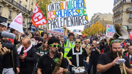 Des manifestants dans le cortège de la marche "contre la vie chère", à Paris, le 16 octobre 2022. (QUENTIN DE GROEVE / HANS LUCAS / AFP)