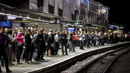 Illustration dans les transports franciliens. Des usagers patientent sur le quai du RER a l'heure d'affluence. (VINCENT ISORE / MAXPPP)