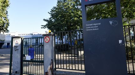 L'entrée du lycée polyvalent Adrienne Bolland à Poissy (Yvelines), le 7 septembre 2023, où un adolescent, victime de harcèlement, s'est suicidé. (JULIEN DE ROSA / AFP)