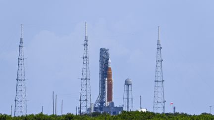 La fusée de la mission&nbsp;Artemis, le 3 septembre 2022, à&nbsp;Cape Canaveral, en Floride.&nbsp; (CHANDAN KHANNA / AFP)