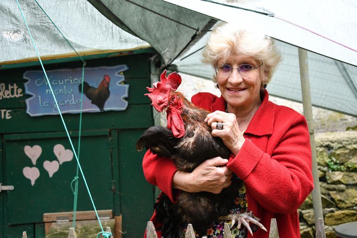 Corinne Fesseau avec Maurice, devant son poulailler, le 5 juin 2019 à Saint-Pierre-d'Oléron (Charente-Maritime). (XAVIER LEOTY / AFP)