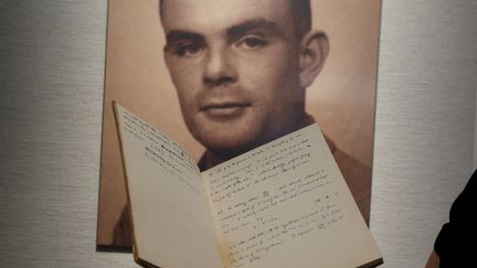 Un carnet du mathématicien et pionnier de l'informatique Alan Turing, présenté à Hong Kong le 19 mars 2015.&nbsp; (BOBBY YIP / REUTERS)