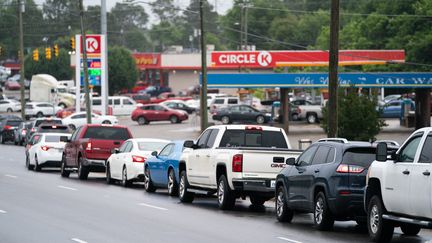 Des files d'attente devant une station-service à Fayetteville (Caroline du Nord), le 12 mai 2021. (SEAN RAYFORD / GETTY IMAGES NORTH AMERICA / AFP)