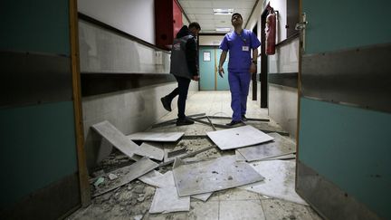 Un docteur inspecte les dégâts dans un hôpital de la bande de Gaza, après une frappe israélienne. (MAJDI FATHI / NURPHOTO)